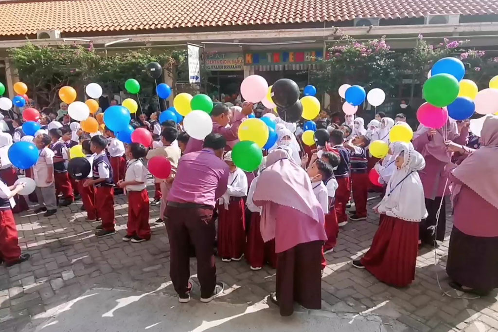 Awal masuk sekolah tahun ajaran baru 2023-2024 tersebut diawali dengan pelepasan balon udara oleh 120 siswa baru.