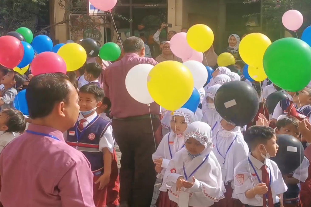 Mengawali masuk sekolah tahun ajaran baru, ratusan siswa baru sebuah sekolah dasar di Sidoarjo menerbangkan ratusan balon udara yang bertuliskan cita-cita mereka.