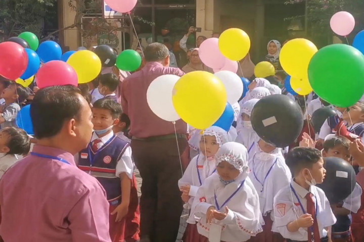 Mengawali masuk sekolah tahun ajaran baru, ratusan siswa baru sebuah sekolah dasar di Sidoarjo menerbangkan ratusan balon udara yang bertuliskan cita-cita mereka.