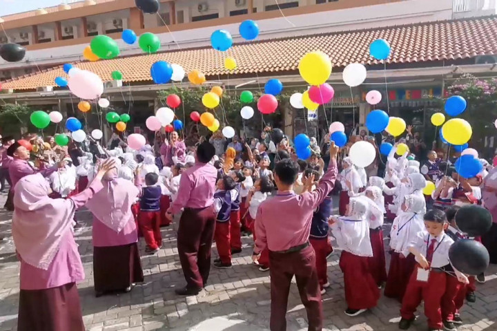 Keseruan siswa baru masuk sekolah itu terlihat di SD Al Falah Assalam Tropodo Kecamatan Waru Kabupaten Sidoarjo, Senin, 17 Juli 2023 pagi.