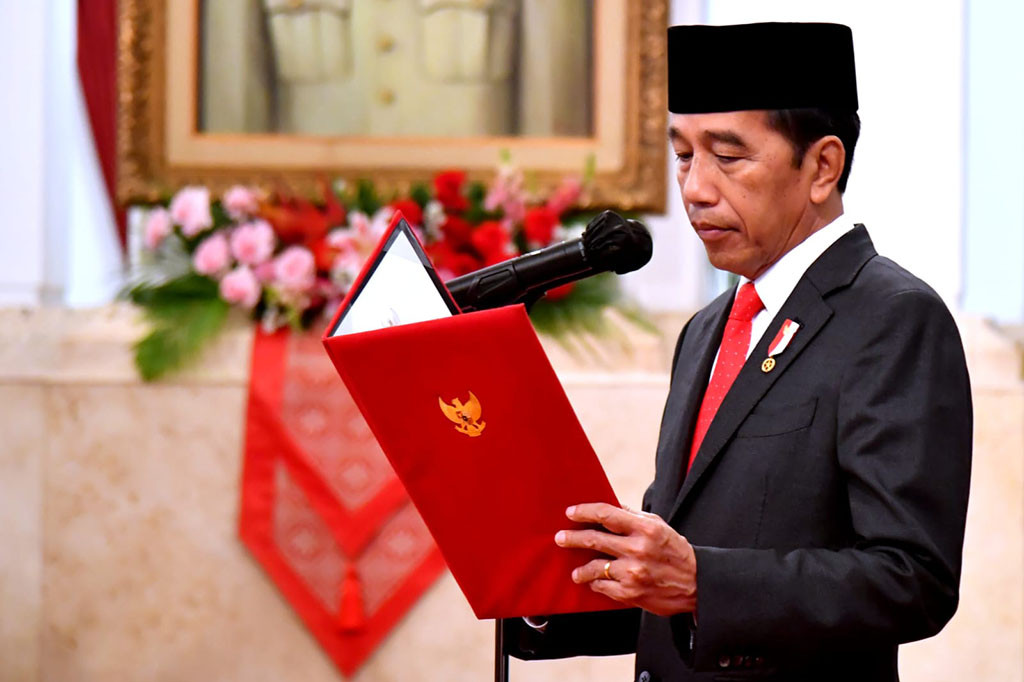 “Saya bersumpah bahwa saya akan setia kepada Undang-Undang Dasar Negara Republik Indonesia tahun 1945 serta akan menjalankan segala peraturan perundang-undangan dengan selurus-lurusnya demi darmabakti saya kepada bangsa dan negara. Bahwa saya dalam menjalankan tugas jabatan akan menjunjung tinggi etika jabatan, bekerja dengan sebaik-baiknya, dengan penuh rasa tanggung jawab,” ucap Presiden mendiktekan sumpah jabatan.