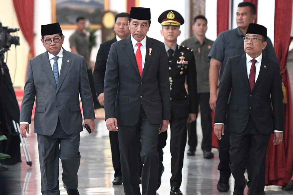 Acara pelantikan diakhiri dengan pemberian ucapan selamat oleh Presiden Joko Widodo untuk kemudian diikuti para tamu undangan terbatas yang hadir. Turut mendampingi Presiden dalam acara pelantikan tersebut yaitu Menteri Koordinator Bidang Politik, Hukum, dan Keamanan Mahfud Md., Menteri Koordinator Bidang Pembangunan Manusia dan Kebudayaan Muhadjir Effendy, Menteri Koordinator Bidang Kemaritiman dan Investasi Luhut Binsar Pandjaitan, Menteri Sekretaris Negara Pratikno, Sekretaris Kabinet Pramono Anung, dan Kepala Staf Kepresidenan Moeldoko. 