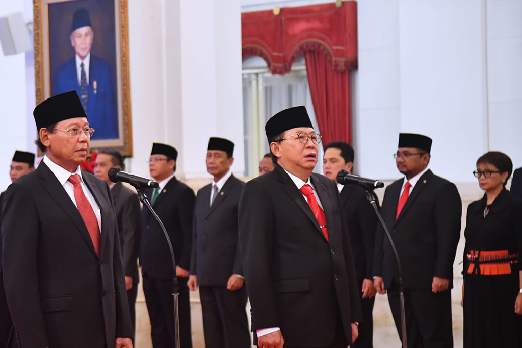 Acara pelantikan tersebut diakhiri dengan pemberian ucapan selamat oleh Presiden Joko Widodo untuk kemudian diikuti oleh para tamu undangan. 