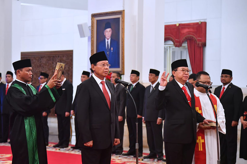 Kedua anggota Wantimpres dilantik berdasarkan pada Keputusan Presiden Republik Indonesia Nomor 63/P Tahun 2023 tentang Pengangkatan Anggota Dewan Pertimbangan Presiden. Keputusan pengangkatan tersebut dibacakan oleh Deputi Bidang Administrasi Aparatur Kementerian Sekretariat Negara, Nanik Purwanti saat acara pelantikan.