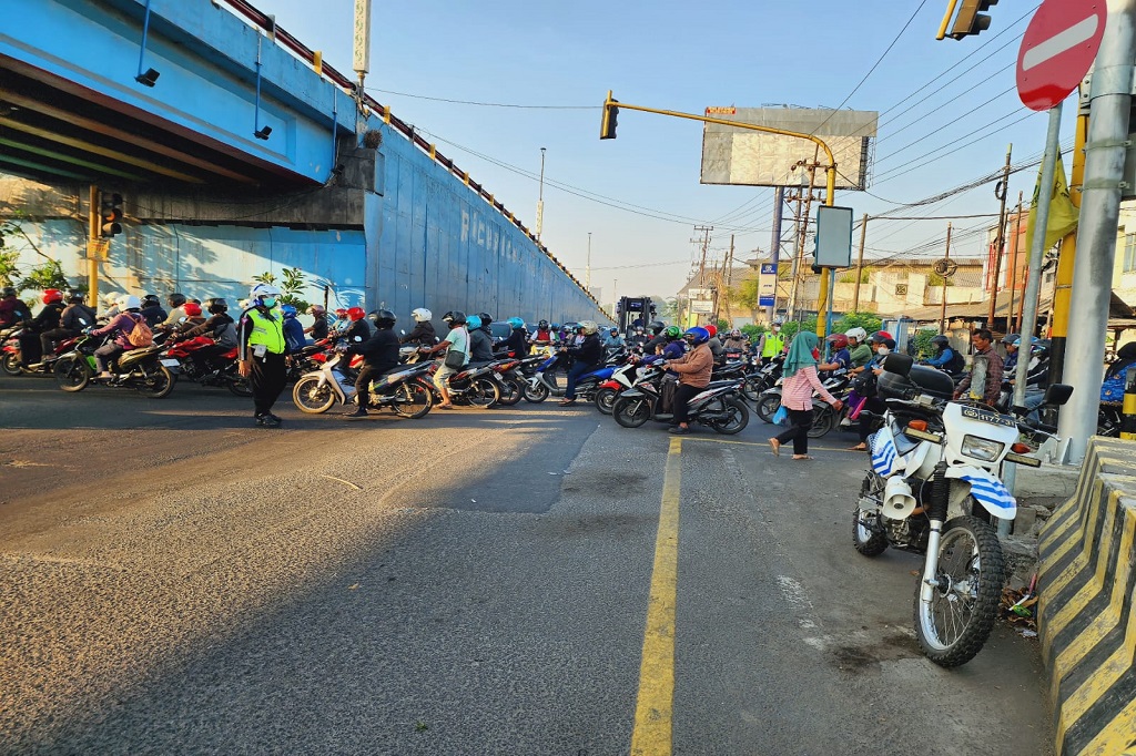 Musim libur sekolah telah usai dan kegiatan belajar mengajar di sekolah aktif kembali, sejumlah personel Polri diturunkan beri layanan dekat lokasi sekolah, Senin, 17 Juli 2023. 