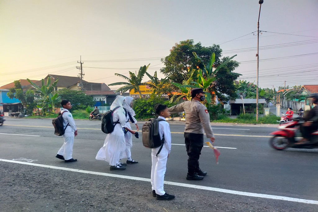 Personel Polresta Sidoarjo maupun Polsek jajaran terlihat melaksanakan pelayanan pagi di sejumlah ruas jalan raya hingga depan sekolah. Petugas berusaha menberikan rasa aman dan nyaman bagi masyarakat, khususnya pagi itu yang sedang beraktifitas ke tempat sekolah. Sebab di hari pertama masuk sekolah, lalulintas cenderung lebih padat terutama di dekat lokasi sekolah.