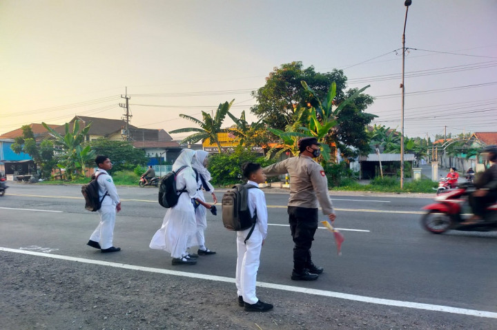 Personel Polresta Sidoarjo maupun Polsek jajaran terlihat melaksanakan pelayanan pagi di sejumlah ruas jalan raya hingga depan sekolah. Petugas berusaha menberikan rasa aman dan nyaman bagi masyarakat, khususnya pagi itu yang sedang beraktifitas ke tempat sekolah. Sebab di hari pertama masuk sekolah, lalulintas cenderung lebih padat terutama di dekat lokasi sekolah.
