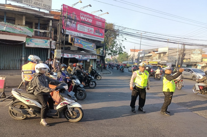 Selain itu, pelaksanaan pagi melayani di kawasan sekolah juga sejalan dengan pelaksanaan Operasi Patuh Semeru 2023 yang masih dilaksanakan Polisi sampai dengan tanggal 23 Juli 2023. Operasi Patuh Semeru 2023 ini bertujuan untuk meningkatkan kesadaran masyarakat tertib berlalulintas, sekaligus menciptakan situasi keamanan, keselamatan, ketertiban dan kelancaran lalu lintas.