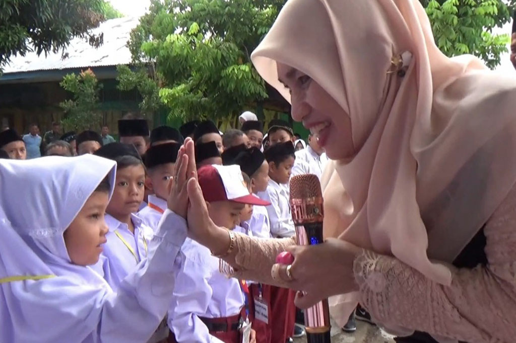 Beragam kegiatan menarik dilakukan di hari pertama sekolah bagi murid-murid baru di Kabupaten Pidie, Aceh, Senin 17 Juli 2023. Selain diberikan motivasi para peserta didik baru ini juga diajak untuk bermain agar belajar menyenangkan di sekolah.