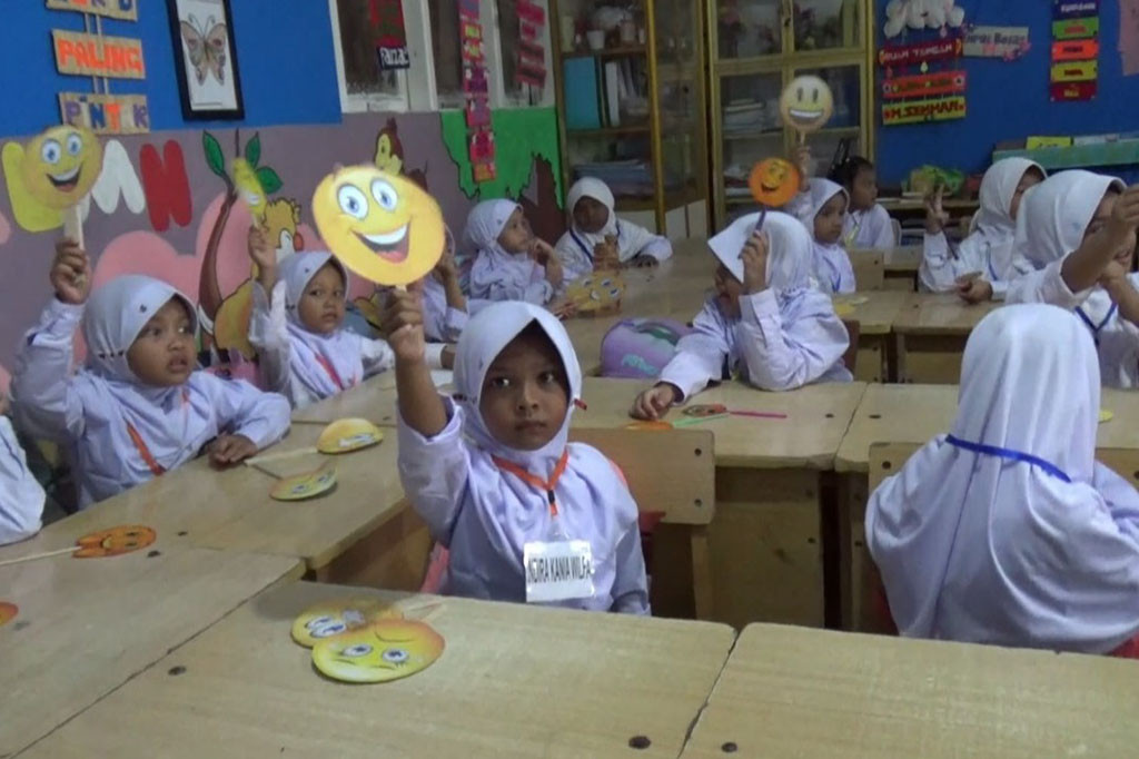 Hari pertama sekolah murid-murid baru di Kabupaten Pidie, Aceh sangat antusias belajar. Mereka datang ke sekolah didampingi oleh orangtua masing-masing menggunakan seragam baru.