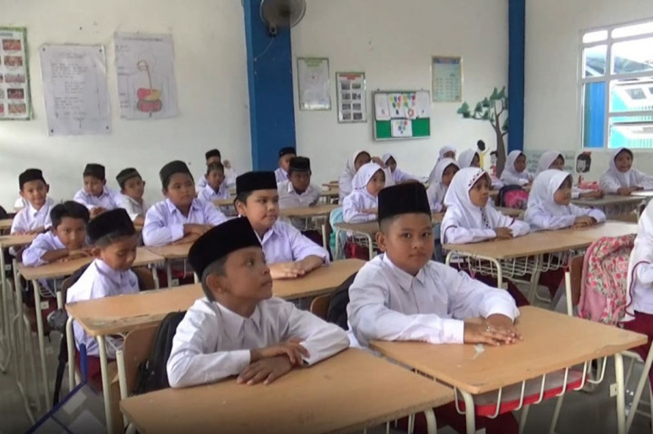 Peserta didik baru ini terlihat begitu semangat dan aktif mengawali belajar pada hari pertama di sekolah tingkat dasar.