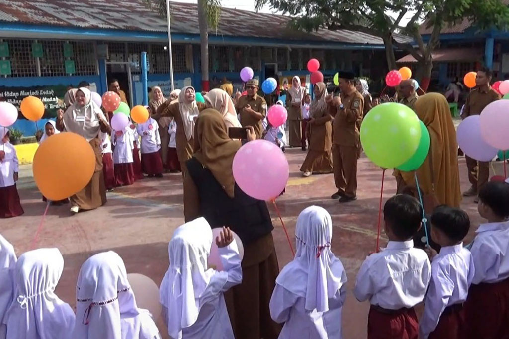 Namun proses belajar yang dilakukan masih mengikuti pola dari PAUD atau TK, karena mereka sedang dalam masa transisi beranjak ke Sekolah Dasar (SD).
