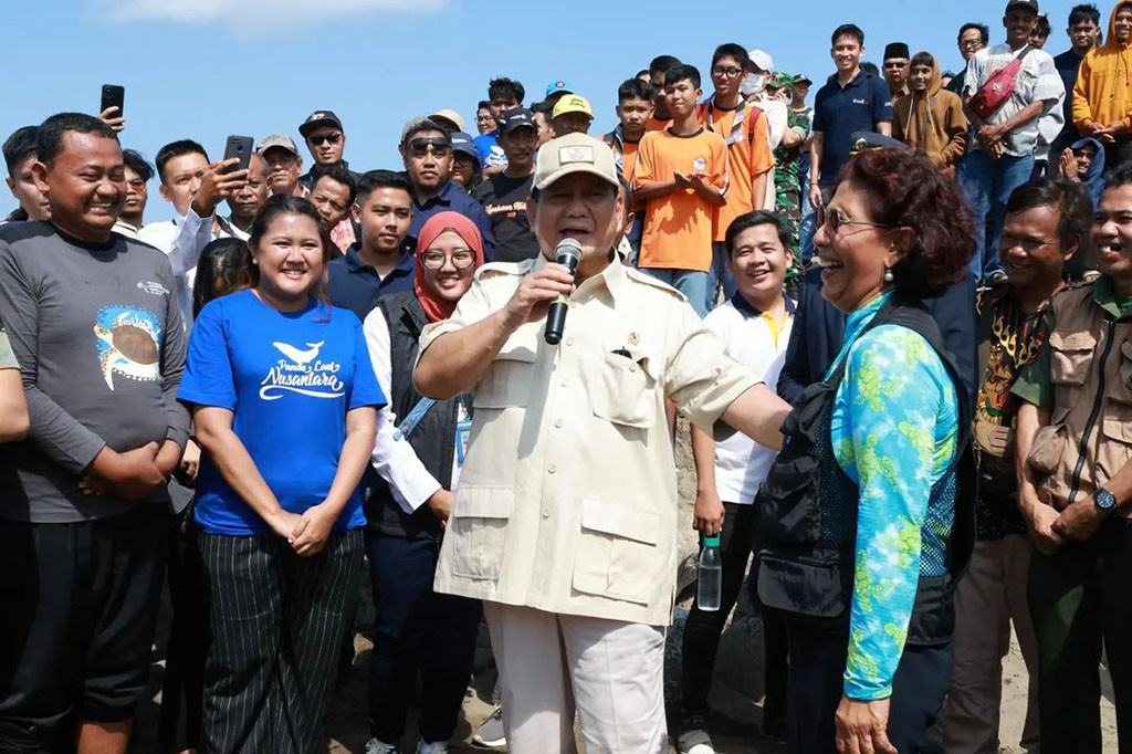 Kedatangan Menhan ke pantai barat Pangandaran yaitu memenuhi undangan Susi Pudjiastuti (Menteri Kelautan dan Perikanan Periode 2014-2019) pada acara pelepasan penyu dan bersih-bersih pantai. Pada kesempatan tersebut Menhan Prabowo menyerahkan bantuan 12 unit mesin kapal kepada para nelayan.