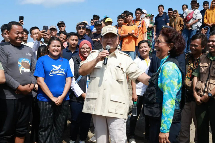 Kedatangan Menhan ke pantai barat Pangandaran yaitu memenuhi undangan Susi Pudjiastuti (Menteri Kelautan dan Perikanan Periode 2014-2019) pada acara pelepasan penyu dan bersih-bersih pantai. Pada kesempatan tersebut Menhan Prabowo menyerahkan bantuan 12 unit mesin kapal kepada para nelayan.