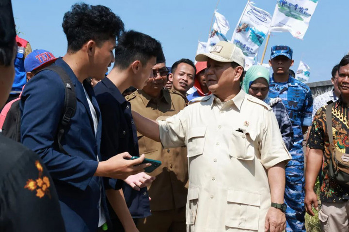 Menteri Pertahanan Prabowo Subianto melaksanakan kunjungan kerja ke Pantai Pangandaran, Senin, 17 Juli 2023. Warga, nelayan serta mahasiswa dari Politeknik Kelautan dan Perikanan sangat antusias menyambut kedatangan Menhan Prabowo di sekitar landasan Bandara Susi Air Pamugaran, Pangandaran.