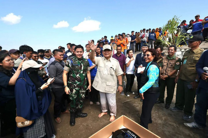 “Pemberian dari Pak Prabowo akan kami hargai dengan kerja keras melaut. Pak Prabowo, sekali lagi terima kasih telah berkenan hadir ke Pangandaran ikut serta dengan kegiatan kami melestarikan penyu dan bersih-bersih pantai,” ujar Susi Pudjiastuti di awal sambutannya.