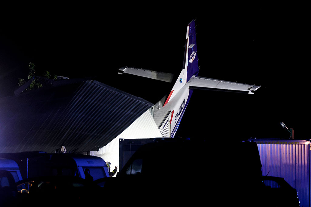 Sebuah pesawat kecil Cessna 208 terlihat di hanggar setelah kecelakaan di sebuah lapangan terbang di Desa Chrcynno, dekat Warsawa, pada 17 Juli 2023. Sedikitnya lima orang tewas akibat kecelakaan tersebut.