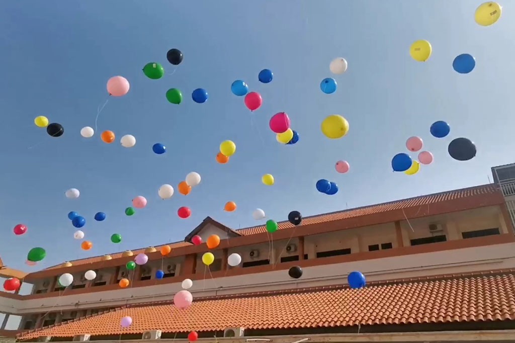 Mengawali masuk sekolah tahun ajaran baru, ratusan siswa baru sebuah sekolah dasar di Sidoarjo menerbangkan ratusan balon udara yang bertuliskan cita-cita mereka. 