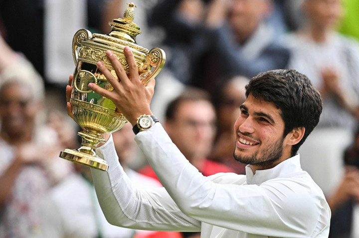 Carlos Alcaraz mengalahkan juara tujuh kali Novak Djokovic untuk merebut gelar Wimbledon pertamanya, Minggu, 16 Juli 2023 waktu setempat.