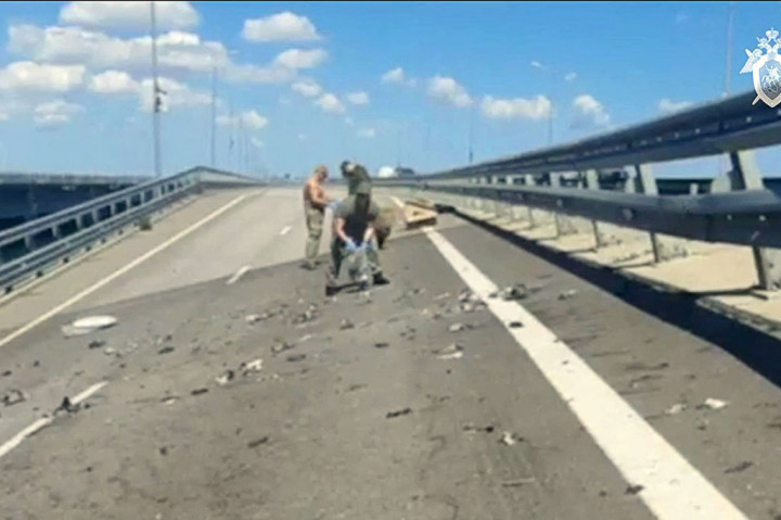 Setidaknya dua orang tewas setelah dua serangan menghantam Jembatan Crimea yang menghubungkan wilayah itu dengan Rusia. 