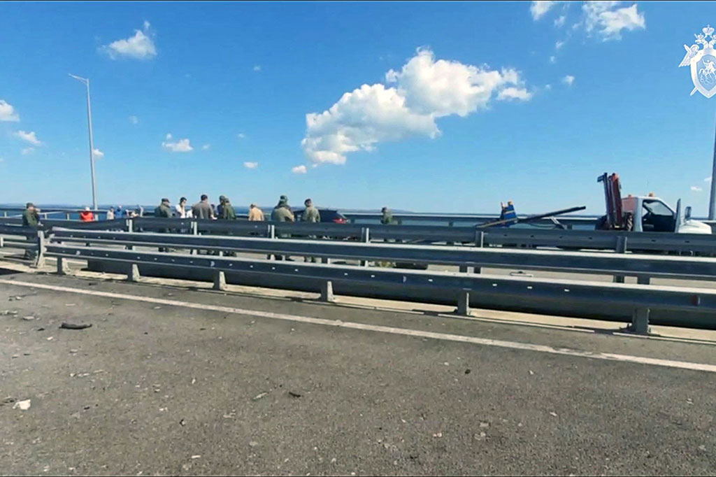 Pihak berwenang Rusia mengatakan pasangan sipil tewas dan putri mereka terluka dalam serangan di jembatan, yang juga rusak tahun lalu dalam ledakan yang dituduhkan Moskow ke Kyiv.
