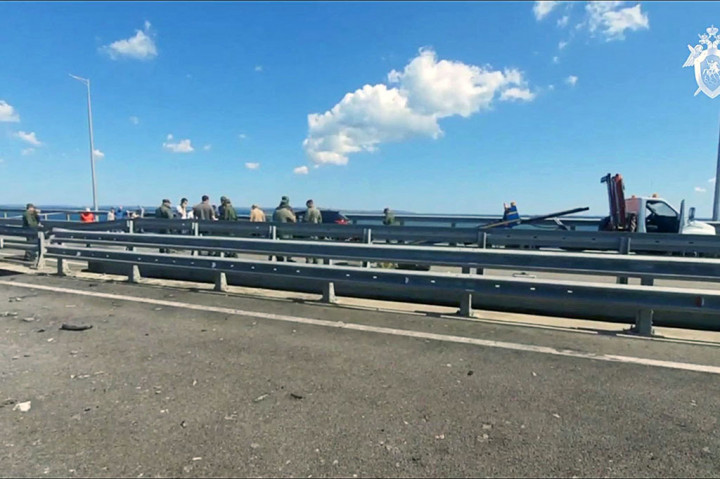 Pihak berwenang Rusia mengatakan pasangan sipil tewas dan putri mereka terluka dalam serangan di jembatan, yang juga rusak tahun lalu dalam ledakan yang dituduhkan Moskow ke Kyiv.