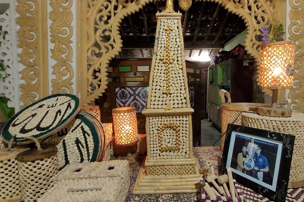 Pemuda asal Kulon Progo, Yogyakarta mampu mengolah limbah bonggol jagung untuk menjadi beraneka ragam kerajinan. Sisa produksi yang biasanya hanya dibuang atau dijadikan pakan ternak disulap menjadi kerajinan bernilai ekonomi. Beragam produk dibuat bahkan telah menembus pasar mancanegara.