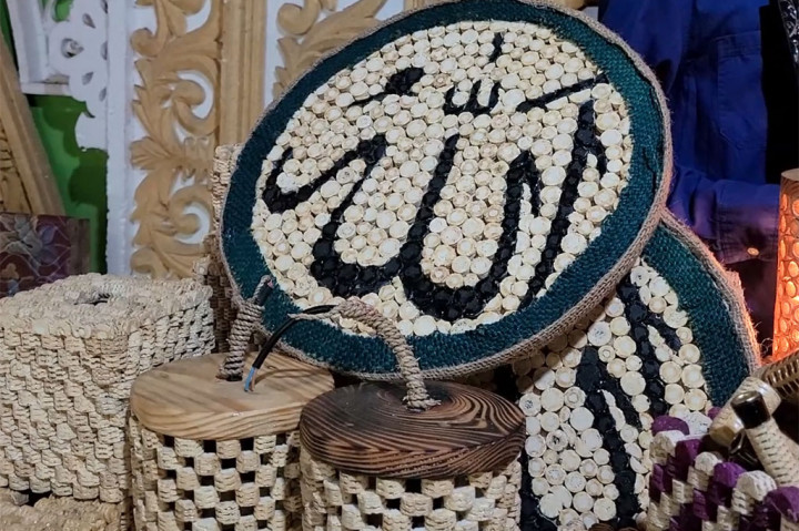 Deretan produk menarik ini mungkin anda kira berasal dari bahan premium dan berharga mahal, namun siapa sangka ini tercipta dari limbah tepatnya limbah bonggol jagung.