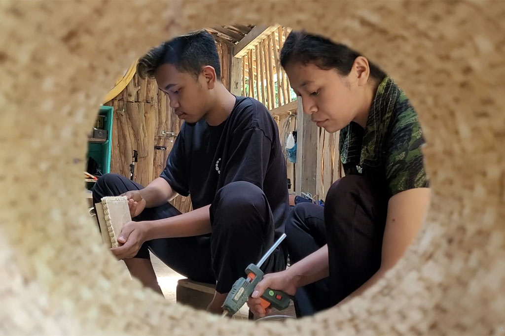 Kerajinan ini lahir dari kreativitas pemuda yang tinggal di kawasan Perbukitan Menoreh tepatnya di Desa Ngargosari, Kecamatan Kalibawang, Kulon Progo, Yogyakarta, yaitu Ade Kurniawan.