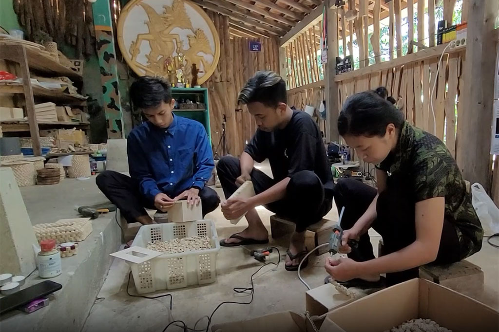 Ide memanfaatkan limbah jagung berawal dari keikutsertaan Ade mengikuti ajang perlombaan di tingkat sekolah Lomba Seni Siswa Nasional atau LS2N.