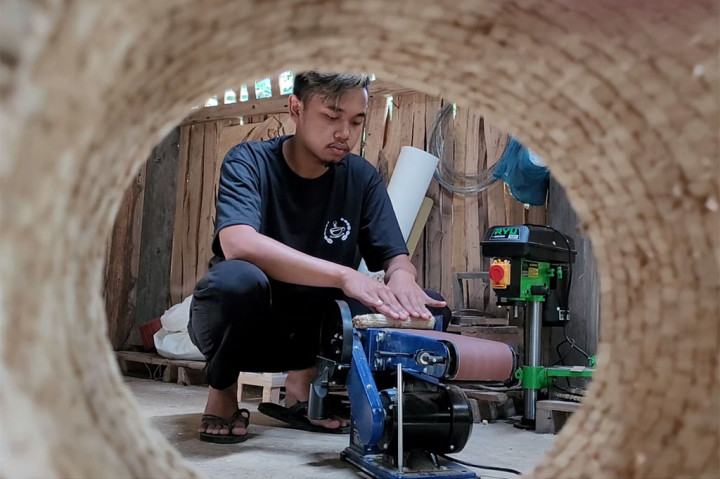 Inspirasi datang saat Ade melihat sang ibu membuang bongkol jagung usai biji-biji jagung diambil. Ade pun lantas melakukan riset dan percobaan untuk membuat produk dari bonggol jagung.