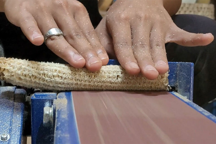 Proses produksi kerajinan limbah jagung ini dimulai dengan mengeringkan bagian bonggolnya, kemudian dihaluskan dengan mesin pengamplas. Bonggol kemudian dipotong sesuai produk yang hendak dibuat. Potongan-potongan lalu dirangkai sedemikian rupa hingga membentuk kerajinan yang diinginkan.