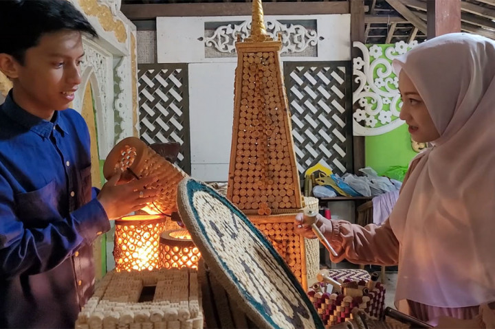 Ade memastikan bahwa kerajinan janggel buatannya memiliki daya tahan yang baik. Beberapa kali uji coba membuktikan bahwa produk ini tidak rusak meski diterpa cuaca panas maupun dingin yang ekstrem.