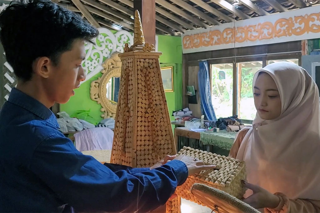 Dari limbah jagung ini Ade bisa membuat aneka kerajinan bernilai ekonomi paling murah dibanderol dengan harga belasan ribu, untuk wadah lilin hingga yang termahal seperti lukisan dan miniatur di harga dua jutaan rupiah.