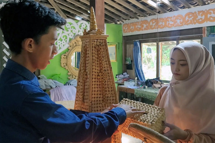 Dari limbah jagung ini Ade bisa membuat aneka kerajinan bernilai ekonomi paling murah dibanderol dengan harga belasan ribu, untuk wadah lilin hingga yang termahal seperti lukisan dan miniatur di harga dua jutaan rupiah.