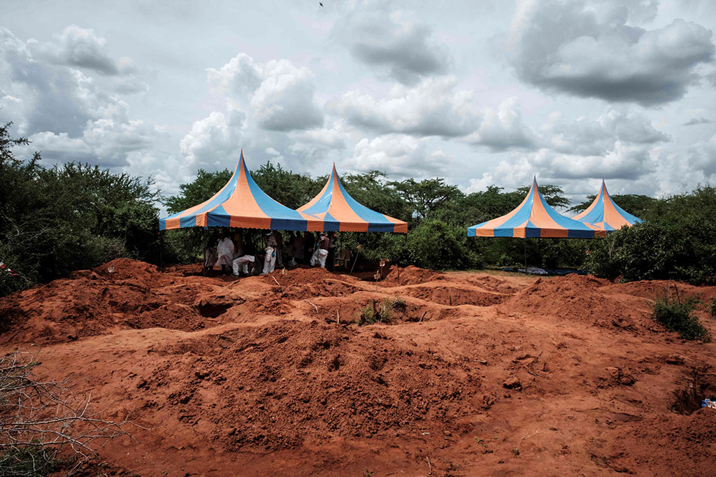 Korban tewas ajaran sesat yang disebut sebagai sekte kelaparan di Kenya kini menembus angka 400 orang, saat otoritas menemukan lagi jasad di 40 kuburan massal baru-baru ini.