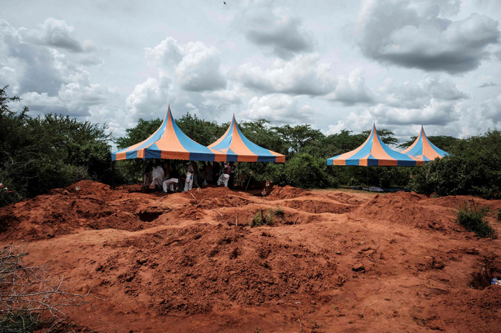 Korban tewas ajaran sesat yang disebut sebagai sekte kelaparan di Kenya kini menembus angka 400 orang, saat otoritas menemukan lagi jasad di 40 kuburan massal baru-baru ini.