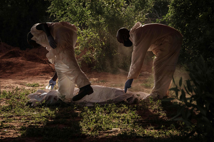 Pastor Paul Mackenzie dituding memaksa para pengikutnya untuk mengakhiri hidup lewat aksi mogok makan sehingga mereka bisa masuk ke surga sebelum hari kiamat. Sebanyak 37 orang, termasuk istri Mackenzie, Joyce Mwikamba, ikut ditangkap sehubungan dengan pembunuhan massal tersebut.