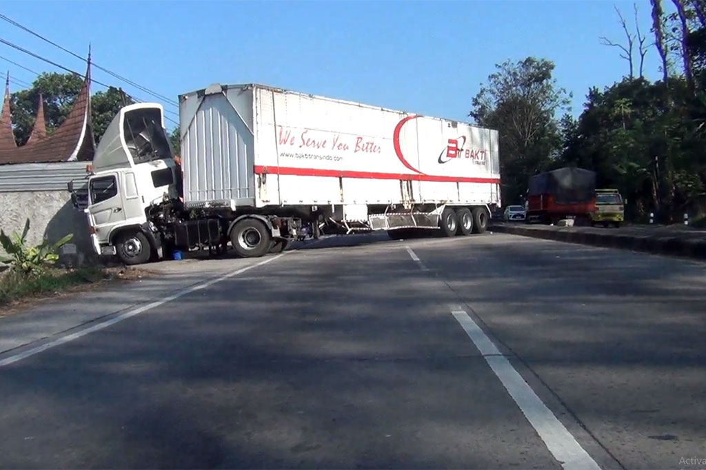 Akibat sopir mengantuk, sebuah truk kontainer yang melaju dari arah tegal menuju surabaya menabrak rumah makan, di jalur pantura alas roban, Gringsing, Batang, Jawa Tengah. Tidak ada korban jiwa dalam kecelakaan ini, namun jalur Patura Batang mengalami kemacetan hingga lima jam, karena badan truk menutup bahu jalan.