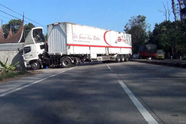 Akibat sopir mengantuk, sebuah truk kontainer yang melaju dari arah tegal menuju surabaya menabrak rumah makan, di jalur pantura alas roban, Gringsing, Batang, Jawa Tengah. Tidak ada korban jiwa dalam kecelakaan ini, namun jalur Patura Batang mengalami kemacetan hingga lima jam, karena badan truk menutup bahu jalan.