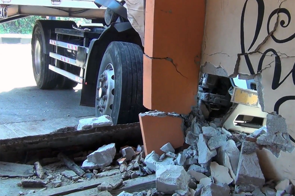 Namun lajur menuju Jakarta tertutup body mobil, sehingga arus  lalu lintas dilakukan contra flow sepanjang 3 kilo meter.