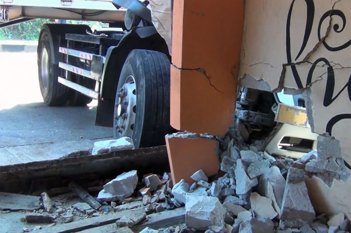 Namun lajur menuju Jakarta tertutup body mobil, sehingga arus  lalu lintas dilakukan contra flow sepanjang 3 kilo meter.