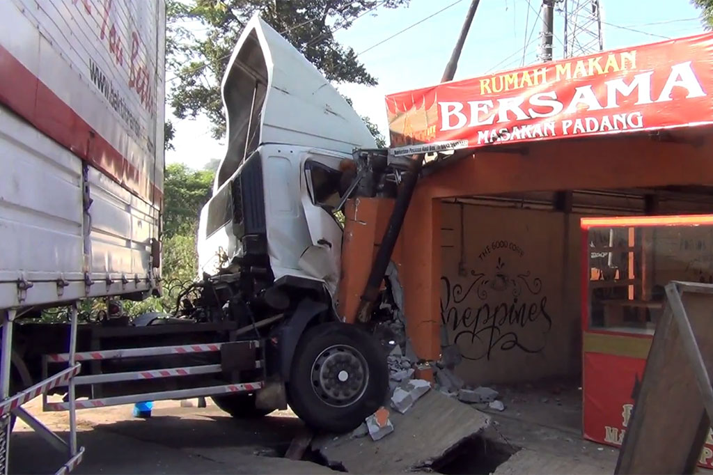 Kidi menyatakan bahwa rem mendadak juga tidak berfungsi hingga akhirnya menabrak sebuah bangunan rumah makan hingga pagar bangunan permanen tersebut rusak.  Beruntung saat kejadian suasana arus lalu lintas sepi, sehingga tidak sampai memakan korban.