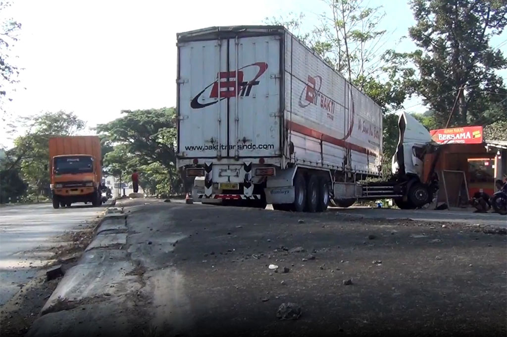 Menurut sopir truk, Kidi menjelaskan saat itu dirinya tengah dalam perjalanan mengambil barang, namun dia mengantuk dan tiba-tiba terbangun setelah truk oleng ke samping kanan dan menabrak media pembatas jalan hingga tak bisa menguasai kemudinya. 