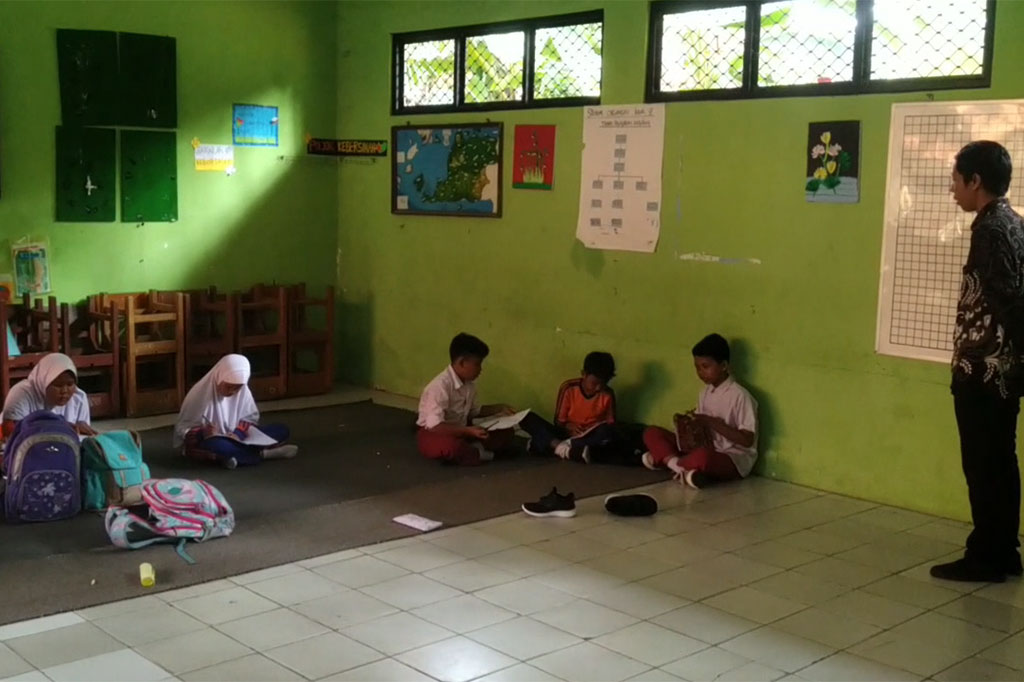 Puluhan murid Sekolah Dasar Negeri Pecinan, di Kota Cilegon, Banten, terpaksa belajar di lantai kelas lantaran sekolah mereka kekurangan meja dan kursi untuk kegiatan belajar mengajar. 