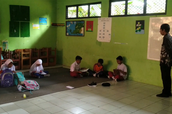 Puluhan murid Sekolah Dasar Negeri Pecinan, di Kota Cilegon, Banten, terpaksa belajar di lantai kelas lantaran sekolah mereka kekurangan meja dan kursi untuk kegiatan belajar mengajar. 