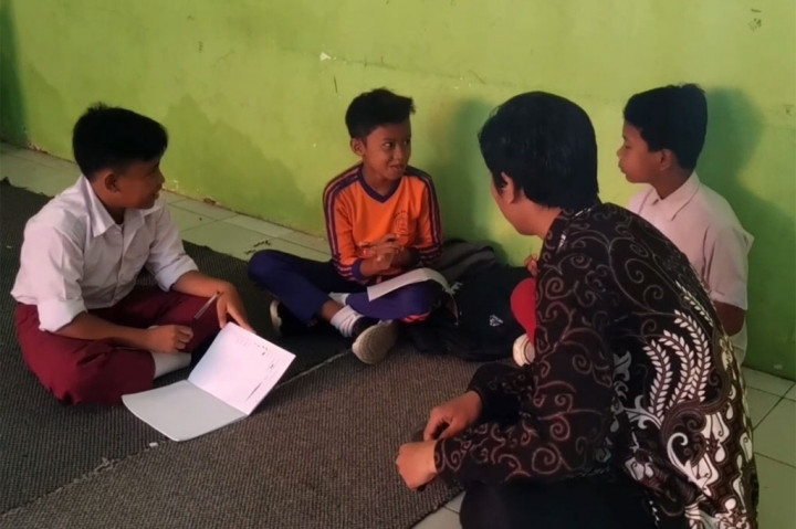 Untuk memberikan kenyaman serta memenuhi kebutuhan tersebut, pihak sekolah terpaksa menggunakan meja dan kursi yang kondisinya sudah rapuh agar anak didik mereka bisa tetap belajar dengan tenang.