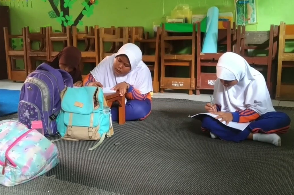 Puluhan pelajar kelas enam dan kelas lima Sekolah Dasar Negeri Pecinan, Cilegon melajar di lantai telah lama terjadi. Pasalnya, sekolah yang telah lama di bangun itu mengalami kekurangan meja dan kursi untuk belajar. Pihak sekolah juga sudah beberapa kali mengajukan bantuan namun baru satu kelas yang dapat menikmati bangku dan meja belajar dari instansi pemerintah terkait pada  2021 lalu.