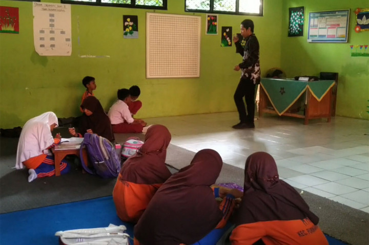 Untuk menyiasati agar siswa merasa nyaman, sekolah terpaksa menggunakan meja dan kursi yang kondisinya telah rapuh untuk digunakan sarana belajar. 