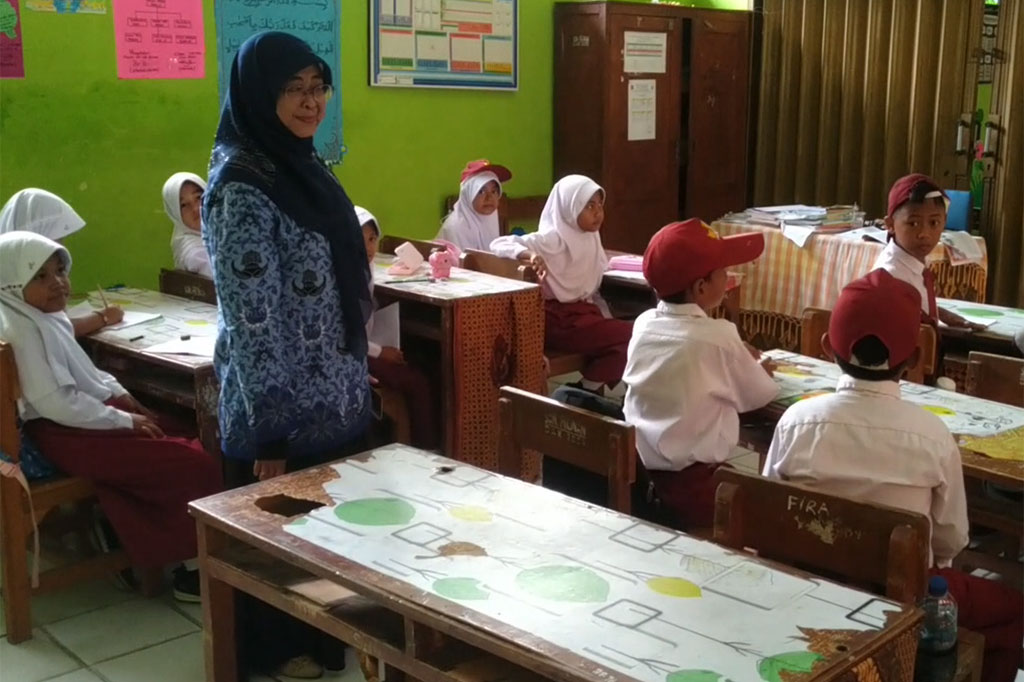 Selain persoalan meubelair yang telah lama diajukan namun belum terealisasi, sejumlah bangunan kelas di SDN Pecinan juga tampak sudah mulai rusak. Bahkan ada satu ruangan yang sudah tak difungsikan lantaran khawatir ambruk dan menimpa anak murid.